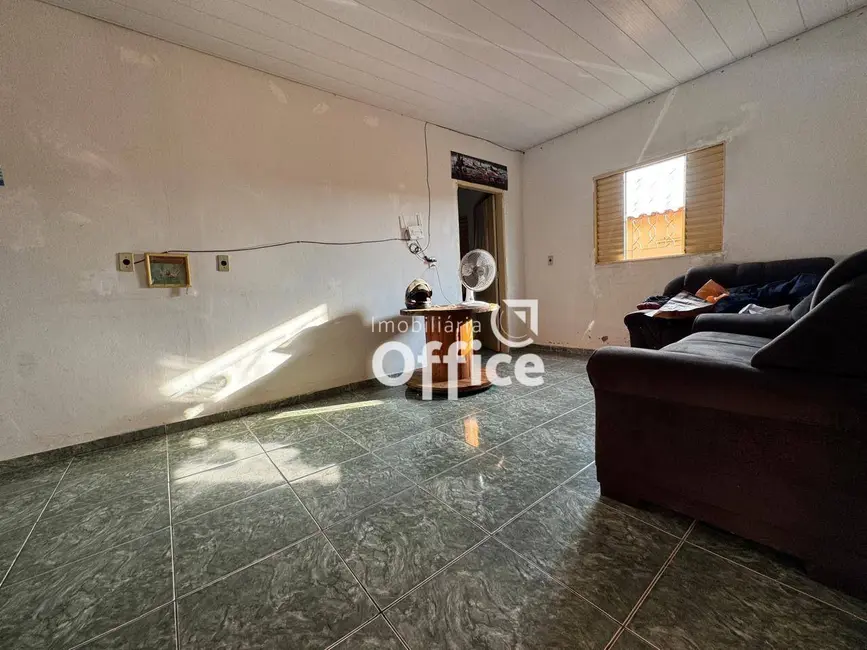 Casa com 3 quartos à venda, 380m2 em Vila Jaiara, Anapolis - GO - imagem 3 Foto 3 de Casa com 3 quartos à venda, 380m2 em Vila Jaiara, Anapolis - GO