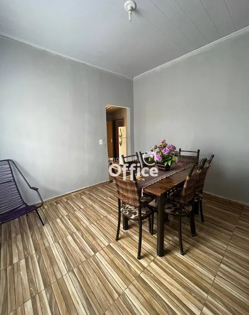 Foto 4 de Casa com 2 quartos à venda, 300m2 em Vila Jaiara, Anapolis - GO