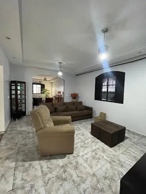 Casa com 3 quartos à venda, 613m2 em Residencial Araujoville, Anapolis - GO - imagem 3 Foto 3 de Casa com 3 quartos à venda, 613m2 em Residencial Araujoville, Anapolis - GO