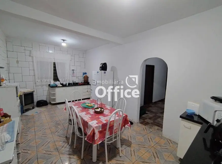 Foto 3 de Casa com 3 quartos à venda, 360m2 em Vila Jaiara, Anapolis - GO