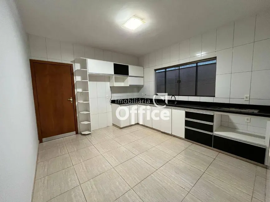 Sobrado com 4 quartos à venda, 200m2 em Loteamento Residencial Verona, Anapolis - GO - imagem 8 Foto 8 de Sobrado com 4 quartos à venda, 200m2 em Loteamento Residencial Verona, Anapolis - GO