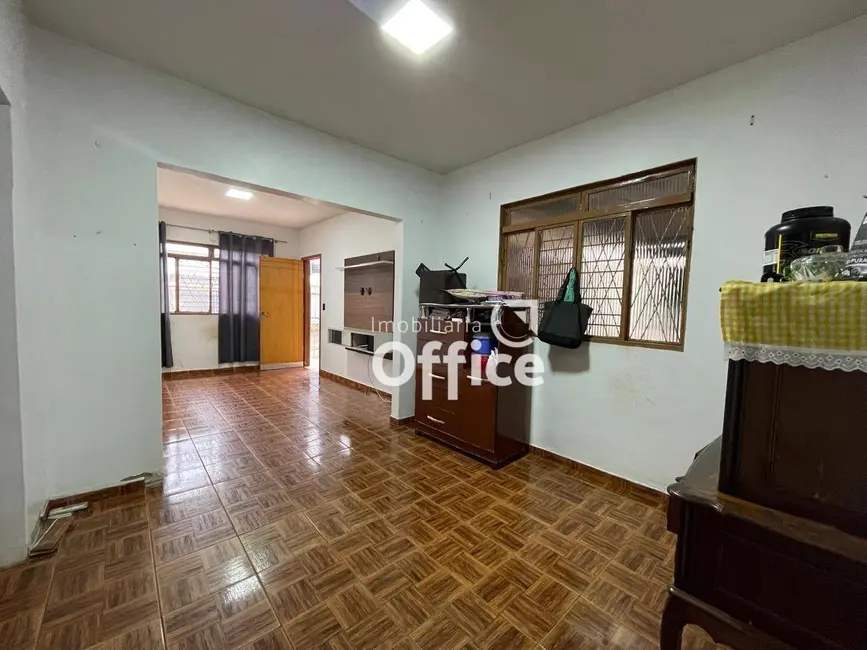 Foto 1 de Casa com 3 quartos à venda, 200m2 em Vila Santa Isabel, Anapolis - GO