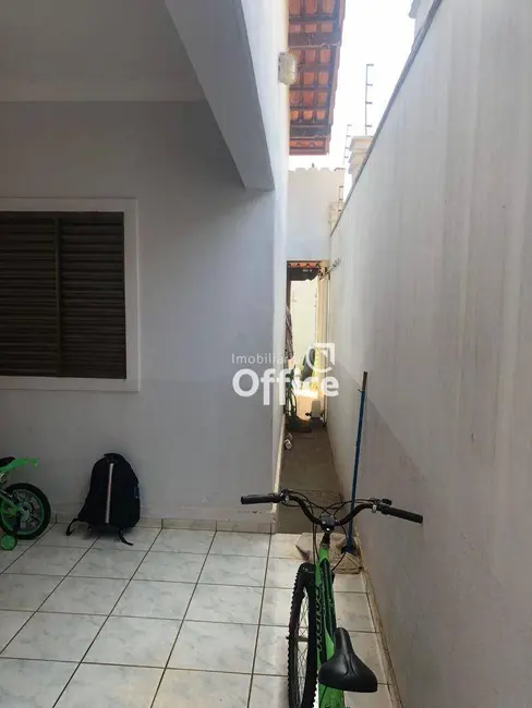 Foto 3 de Casa com 4 quartos à venda, 400m2 em Itamaraty, Anapolis - GO