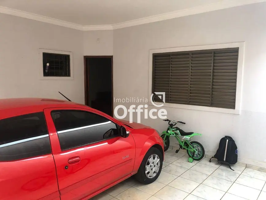Foto 2 de Casa com 4 quartos à venda, 400m2 em Itamaraty, Anapolis - GO