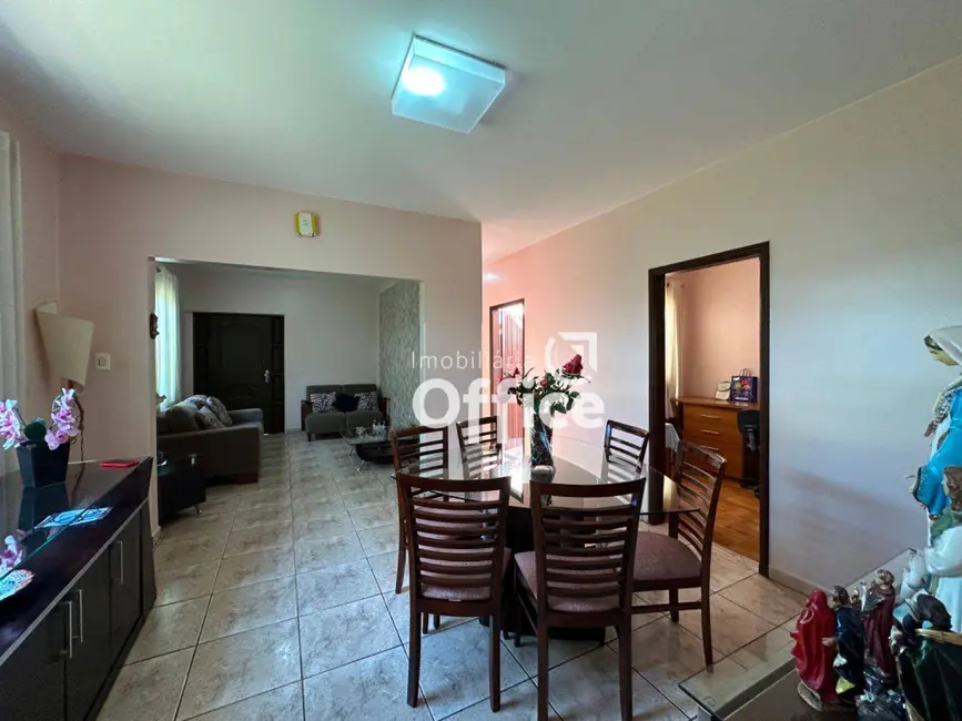 Casa com 5 quartos à venda, 320m2 em Setor Central, Anapolis - GO - imagem 5 Foto 5 de Casa com 5 quartos à venda, 320m2 em Setor Central, Anapolis - GO