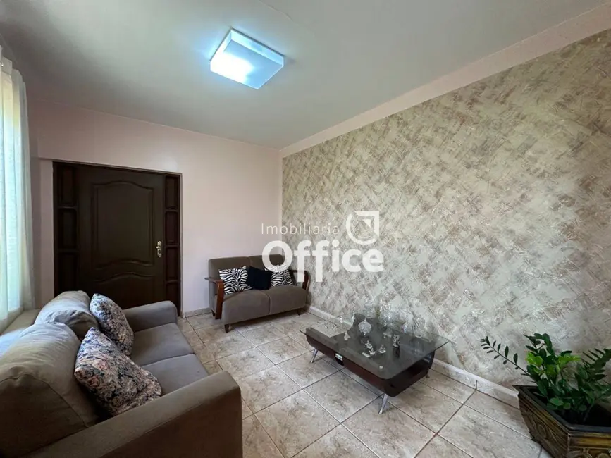 Casa com 5 quartos à venda, 320m2 em Setor Central, Anapolis - GO - imagem 6 Foto 6 de Casa com 5 quartos à venda, 320m2 em Setor Central, Anapolis - GO