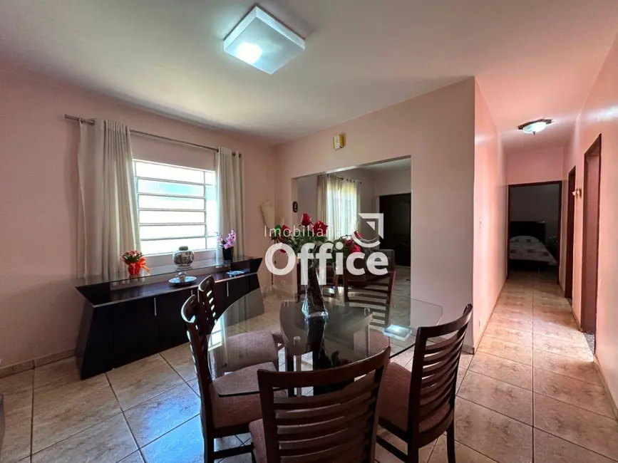 Casa com 5 quartos à venda, 320m2 em Setor Central, Anapolis - GO - imagem 4 Foto 4 de Casa com 5 quartos à venda, 320m2 em Setor Central, Anapolis - GO