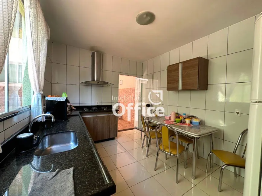 Casa com 5 quartos à venda, 320m2 em Setor Central, Anapolis - GO - imagem 8 Foto 8 de Casa com 5 quartos à venda, 320m2 em Setor Central, Anapolis - GO