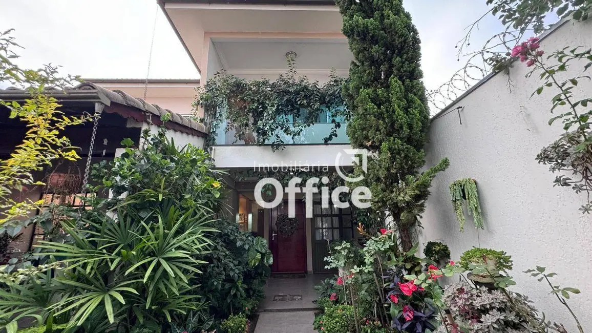 Foto 1 de Sobrado com 5 quartos à venda, 300m2 em Itamaraty, Anapolis - GO