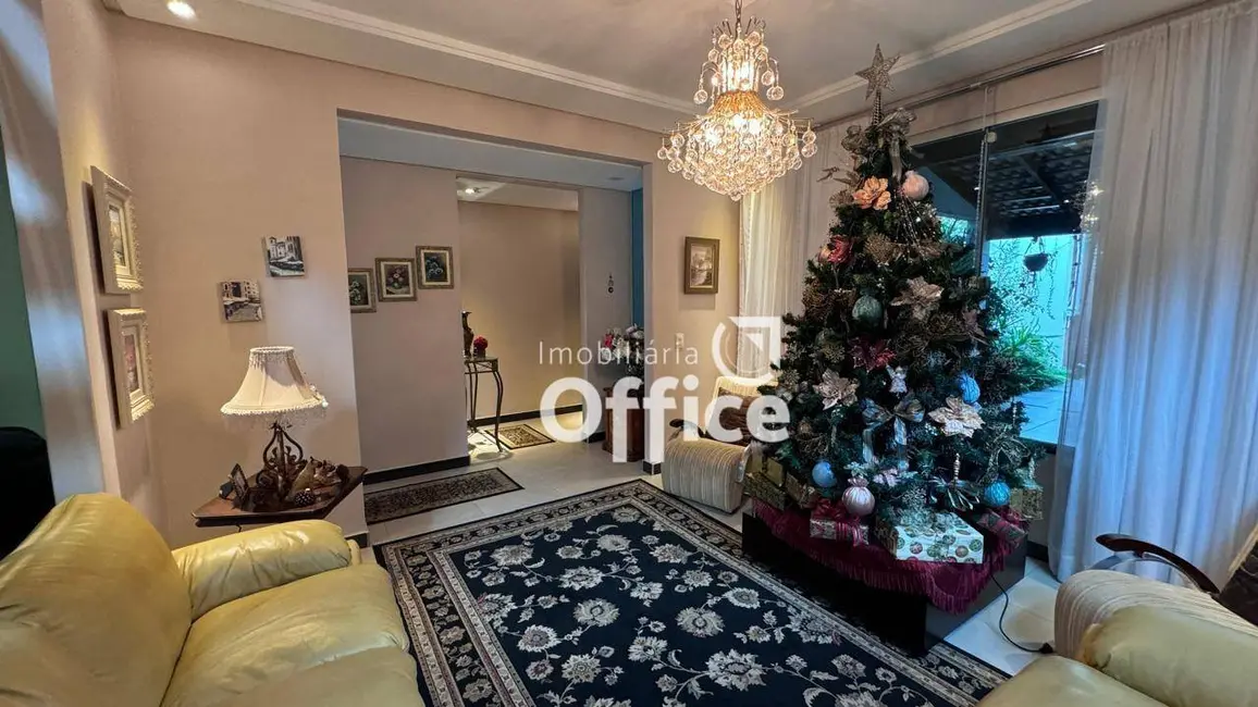 Foto 4 de Sobrado com 5 quartos à venda, 300m2 em Itamaraty, Anapolis - GO