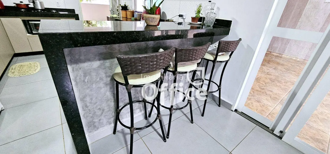 Foto 3 de Casa com 2 quartos à venda, 258m2 em Vila Jaiara, Anapolis - GO