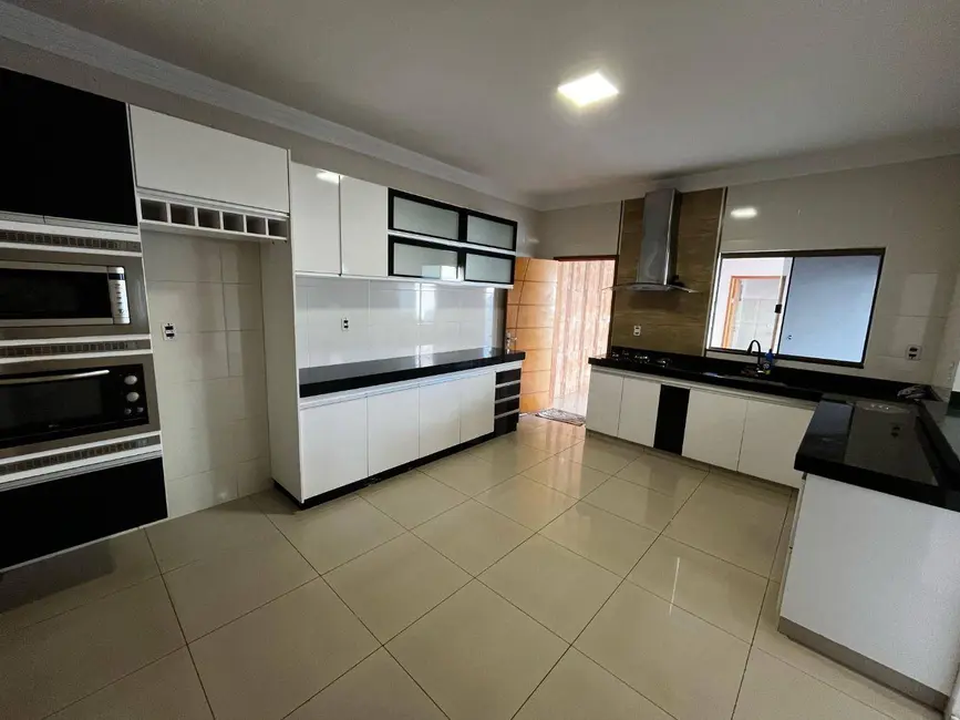 Foto 1 de Casa com 3 quartos à venda, 240m2 em Jardim Ana Paula, Anapolis - GO