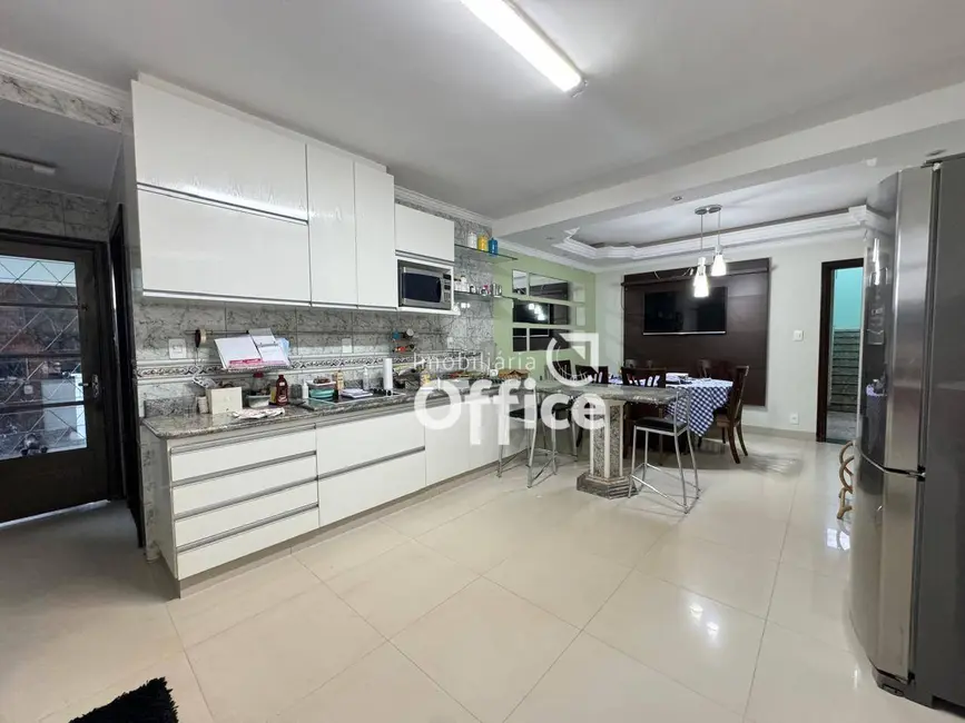Foto 2 de Sobrado com 4 quartos à venda, 360m2 em Alvorada, Anapolis - GO