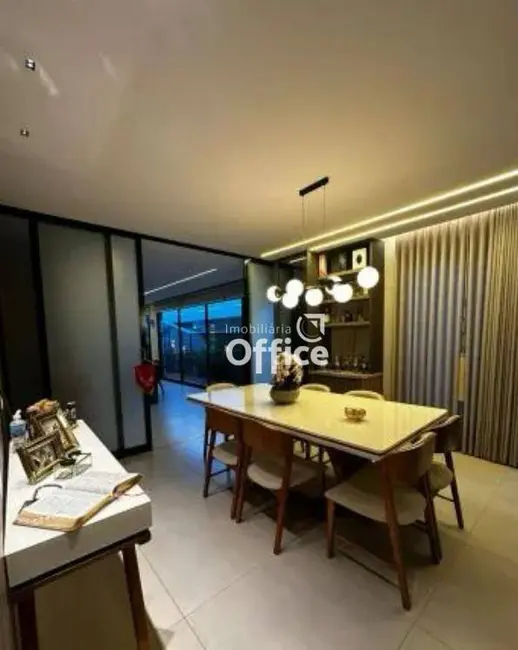Foto 2 de Sobrado com 4 quartos à venda, 360m2 em Anapolis - GO