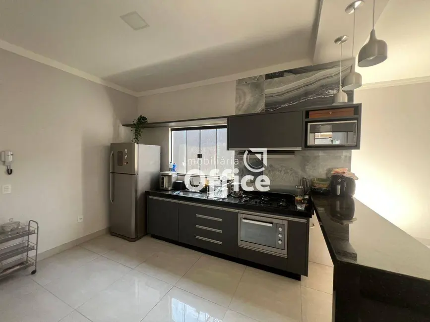 Casa com 3 quartos à venda, 200m2 em Jardim Itália, Anapolis - GO - imagem 2 Foto 2 de Casa com 3 quartos à venda, 200m2 em Jardim Itália, Anapolis - GO