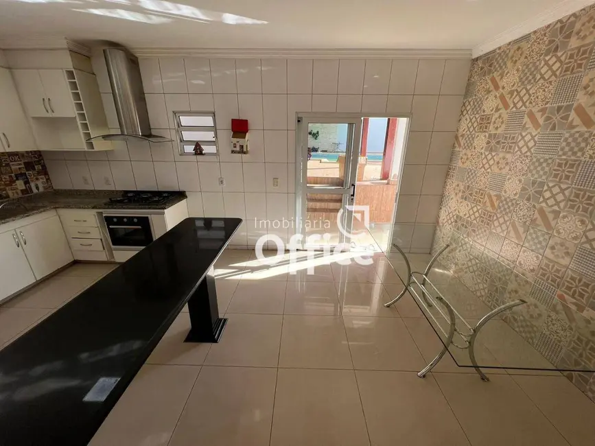 Foto 3 de Casa com 4 quartos à venda, 527m2 em Residencial Ayrton Senna, Anapolis - GO