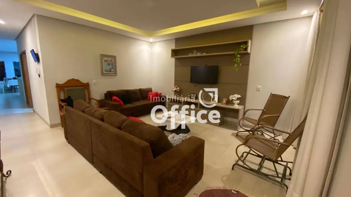 Casa com 4 quartos à venda, 300m2 em Anapolis - GO - imagem 1 Foto 1 de Casa com 4 quartos à venda, 300m2 em Anapolis - GO