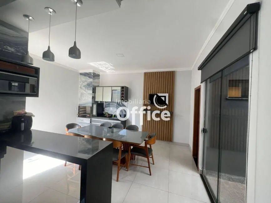 Foto 2 de Casa com 3 quartos à venda, 200m2 em Jardim Itália, Anapolis - GO