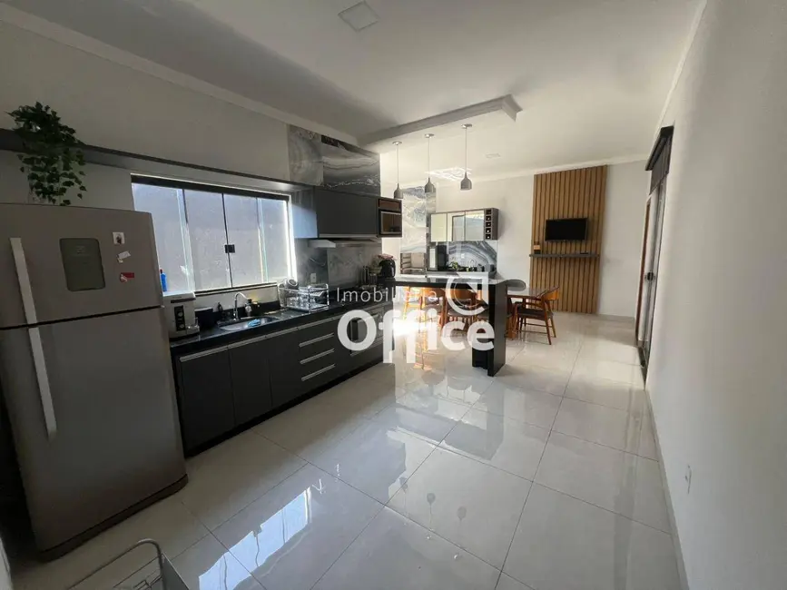Foto 1 de Casa com 3 quartos à venda, 200m2 em Jardim Itália, Anapolis - GO