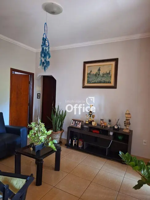 Casa com 3 quartos à venda, 300m2 em Residencial Mônica Braga, Anapolis - GO - imagem 3 Foto 3 de Casa com 3 quartos à venda, 300m2 em Residencial Mônica Braga, Anapolis - GO