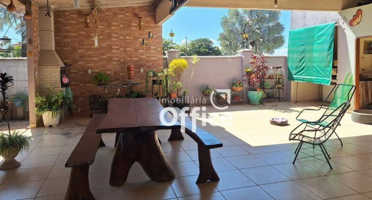 Casa com 3 quartos à venda, 300m2 em Residencial Mônica Braga, Anapolis - GO - imagem 1 Foto 1 de Casa com 3 quartos à venda, 300m2 em Residencial Mônica Braga, Anapolis - GO