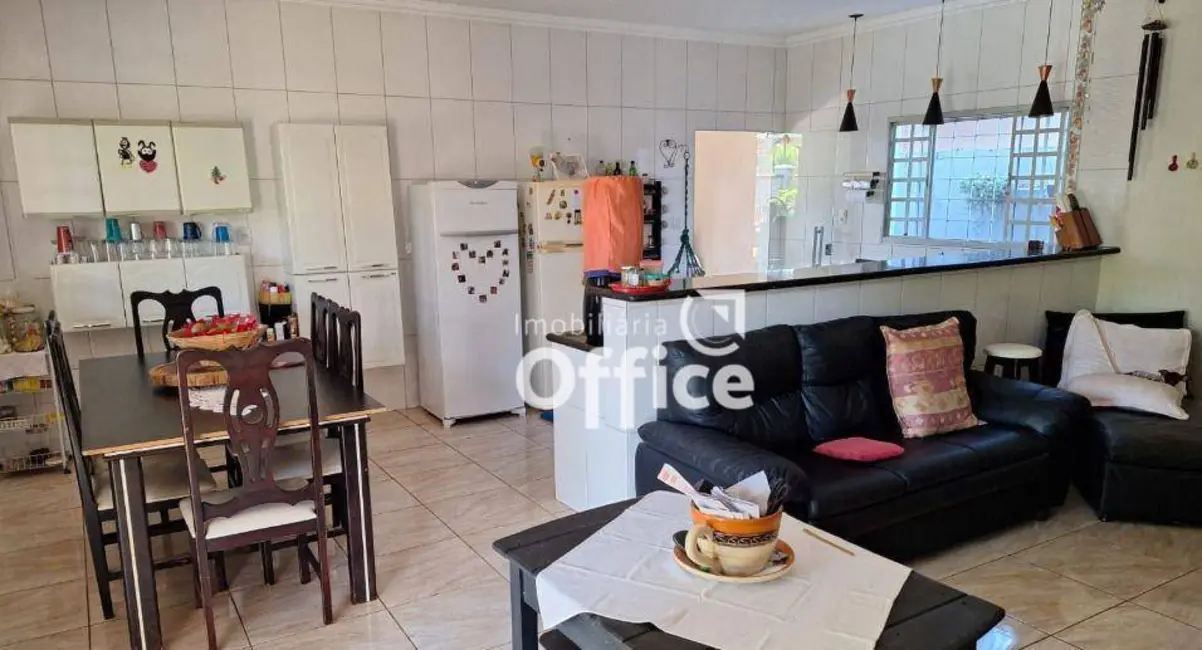 Casa com 3 quartos à venda, 300m2 em Residencial Mônica Braga, Anapolis - GO - imagem 2 Foto 2 de Casa com 3 quartos à venda, 300m2 em Residencial Mônica Braga, Anapolis - GO