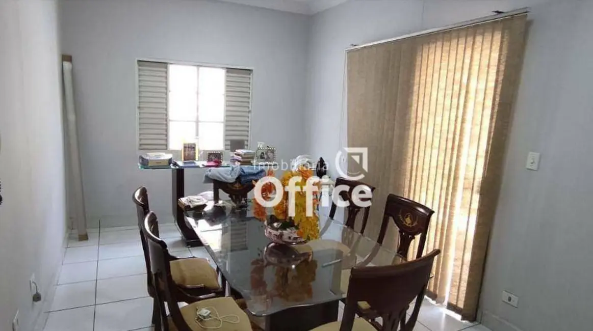 Casa com 3 quartos à venda, 320m2 em Setor Central, Anapolis - GO - imagem 8 Foto 8 de Casa com 3 quartos à venda, 320m2 em Setor Central, Anapolis - GO