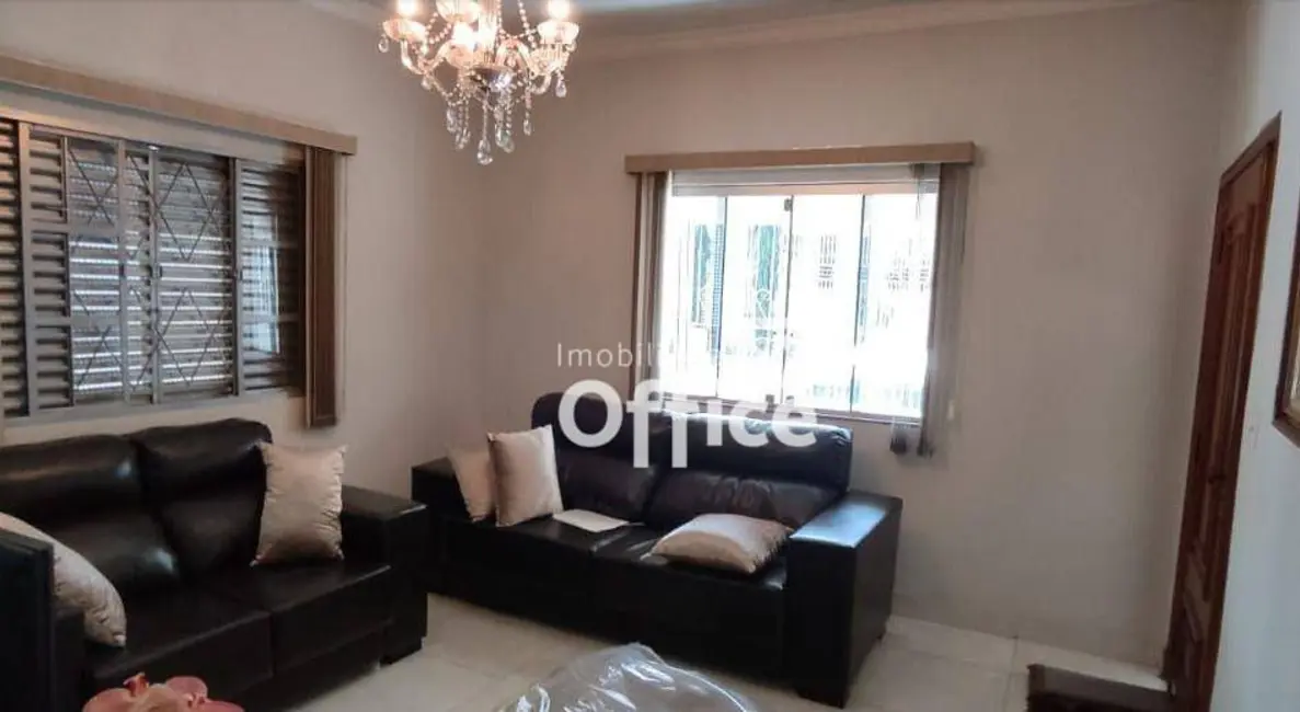 Casa com 3 quartos à venda, 320m2 em Setor Central, Anapolis - GO - imagem 5 Foto 5 de Casa com 3 quartos à venda, 320m2 em Setor Central, Anapolis - GO