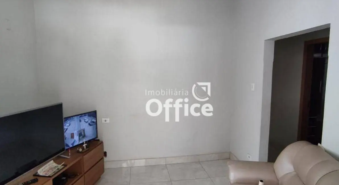 Casa com 3 quartos à venda, 320m2 em Setor Central, Anapolis - GO - imagem 3 Foto 3 de Casa com 3 quartos à venda, 320m2 em Setor Central, Anapolis - GO