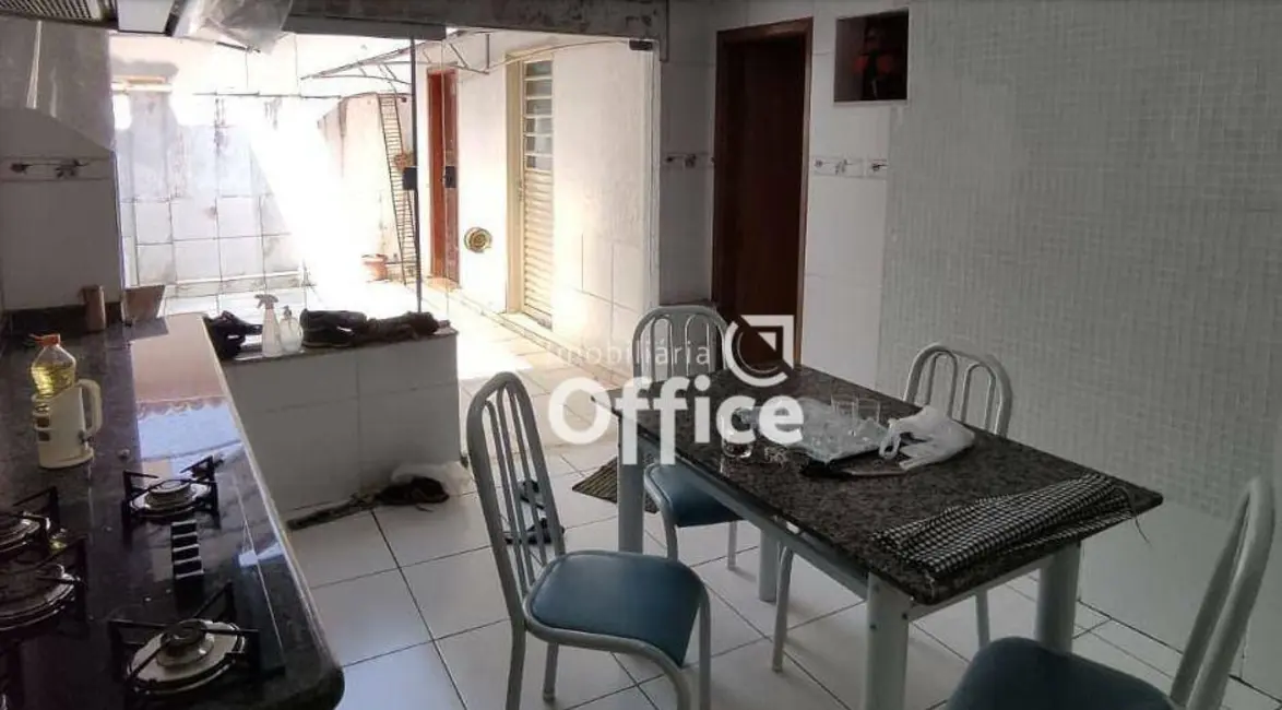 Casa com 3 quartos à venda, 320m2 em Setor Central, Anapolis - GO - imagem 9 Foto 9 de Casa com 3 quartos à venda, 320m2 em Setor Central, Anapolis - GO