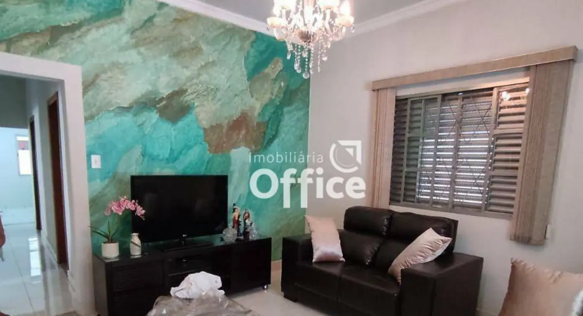 Casa com 3 quartos à venda, 320m2 em Setor Central, Anapolis - GO - imagem 4 Foto 4 de Casa com 3 quartos à venda, 320m2 em Setor Central, Anapolis - GO