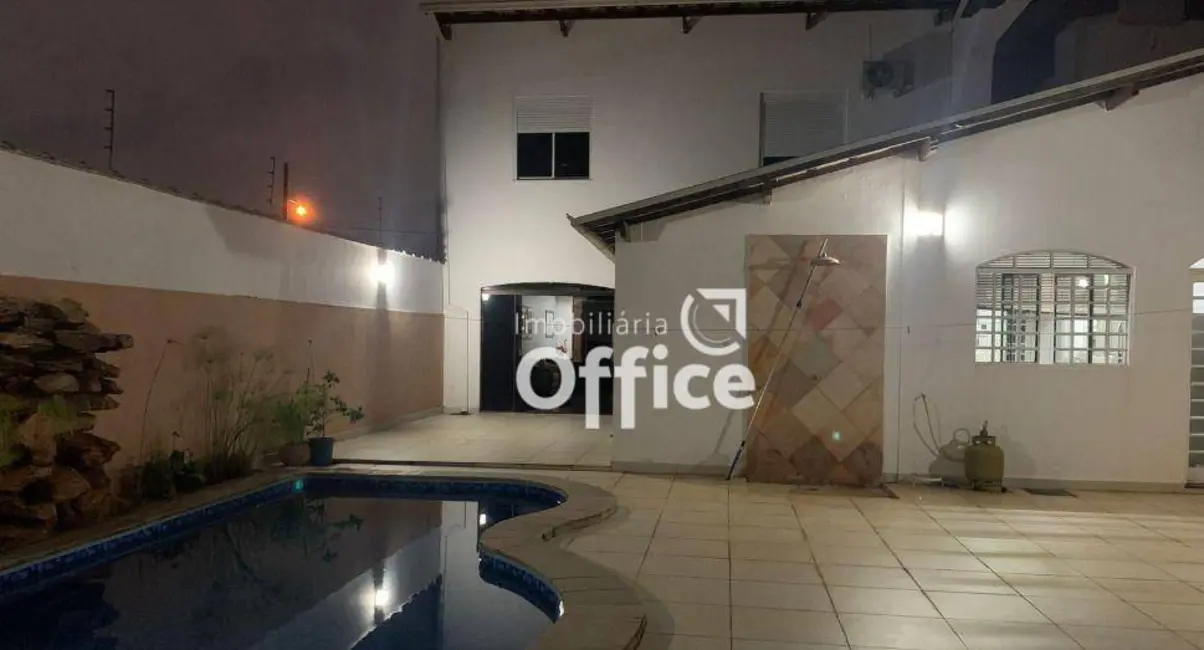 Casa com 3 quartos à venda, 400m2 em Setor Central, Anapolis - GO - imagem 1 Foto 1 de Casa com 3 quartos à venda, 400m2 em Setor Central, Anapolis - GO