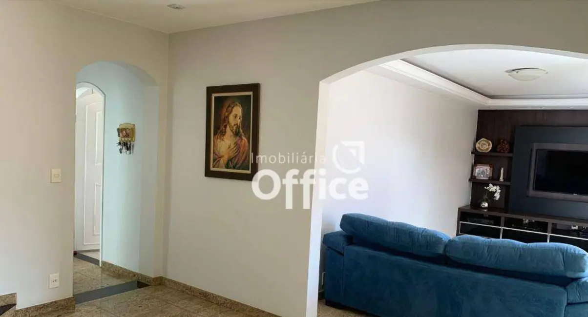 Casa com 3 quartos à venda, 400m2 em Setor Central, Anapolis - GO - imagem 3 Foto 3 de Casa com 3 quartos à venda, 400m2 em Setor Central, Anapolis - GO
