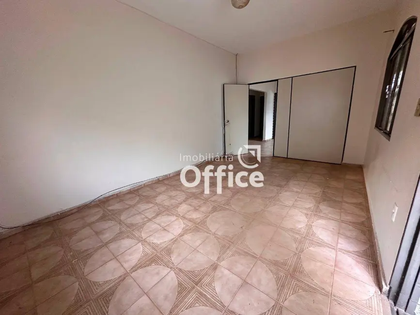 Foto 5 de Casa com 3 quartos à venda, 300m2 em Vila Jaiara, Anapolis - GO