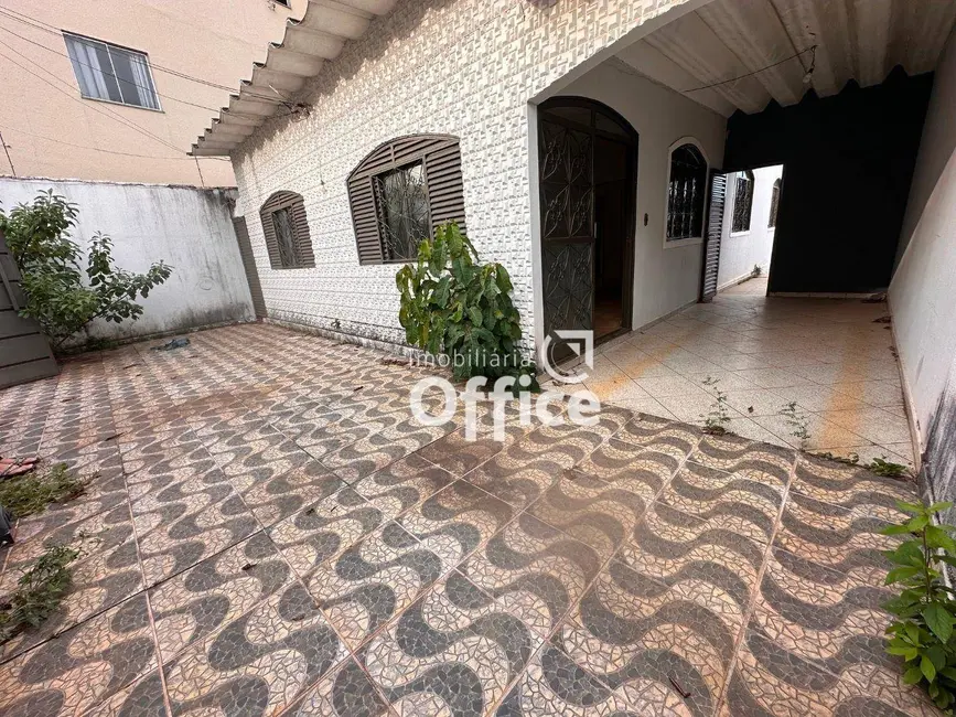 Foto 3 de Casa com 3 quartos à venda, 300m2 em Vila Jaiara, Anapolis - GO