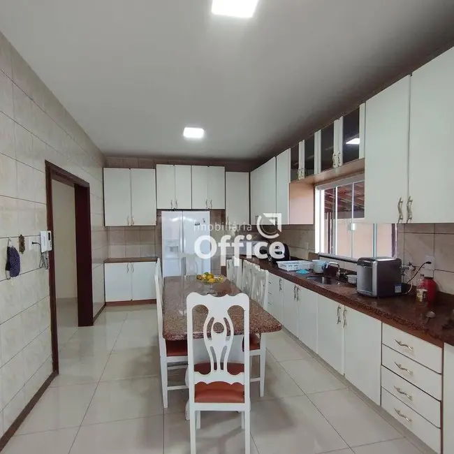 Foto 9 de Casa com 3 quartos à venda, 480m2 em Vila Jaiara, Anapolis - GO