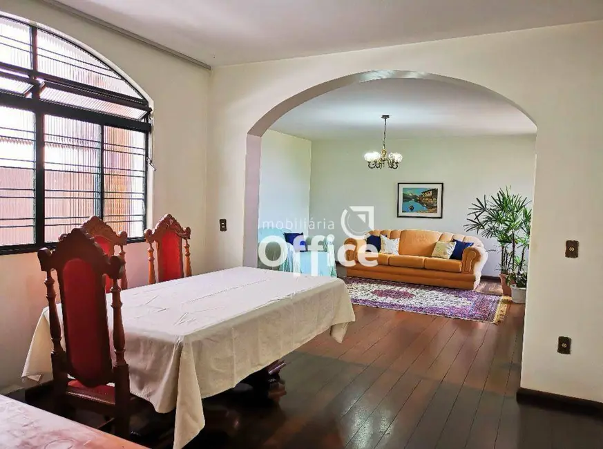 Foto 1 de Casa com 4 quartos à venda, 330m2 em Vila Góis, Anapolis - GO