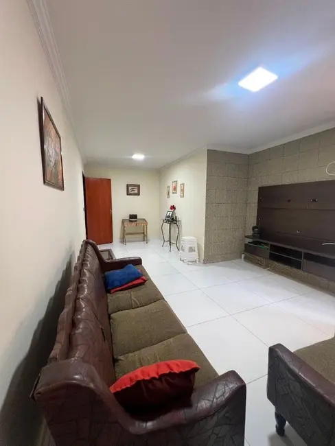 Foto 3 de Casa com 3 quartos à venda, 500m2 em Frei Eustáquio, Anapolis - GO