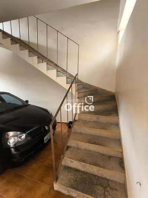 Foto 4 de Sobrado com 3 quartos à venda, 300m2 em Vila Jussara, Anapolis - GO