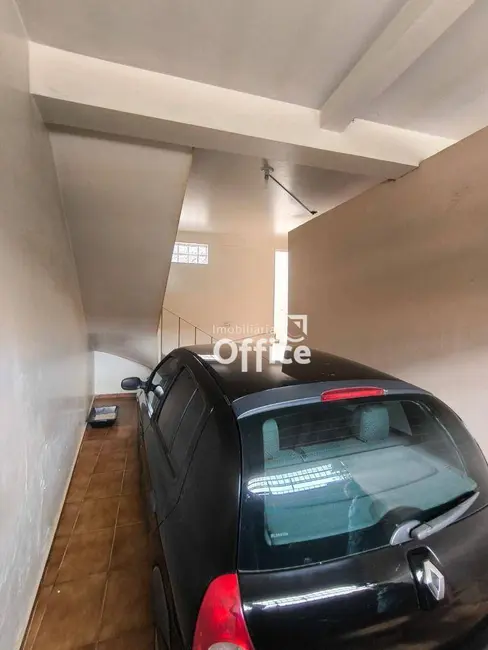 Foto 3 de Sobrado com 3 quartos à venda, 300m2 em Vila Jussara, Anapolis - GO