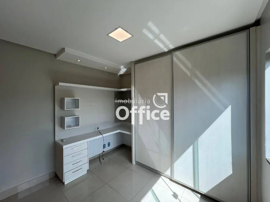 Foto 9 de Sobrado com 3 quartos para alugar, 240m2 em Anexo Itamaraty, Anapolis - GO