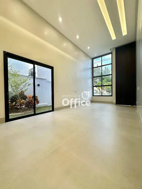 Casa com 3 quartos à venda, 360m2 em Senador Canedo - GO - imagem 4 Foto 4 de Casa com 3 quartos à venda, 360m2 em Senador Canedo - GO