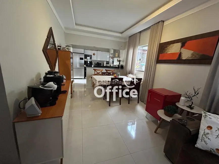 Foto 4 de Casa de Condomínio com 3 quartos à venda, 500m2 em Residencial Araguaia, Anapolis - GO