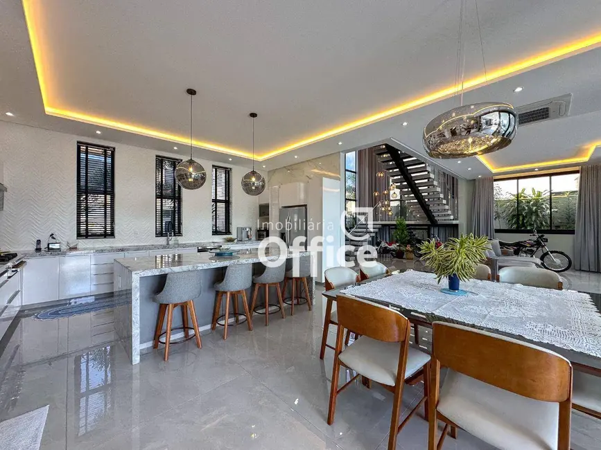 Sobrado com 3 quartos à venda, 810m2 em Condomínio Residencial Grand Trianon, Anapolis - GO - imagem 9 Foto 9 de Sobrado com 3 quartos à venda, 810m2 em Condomínio Residencial Grand Trianon, Anapolis - GO