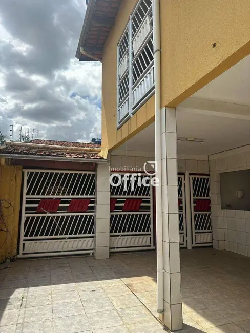 Foto 2 de Sobrado com 3 quartos à venda, 200m2 em Setor São José, Goiania - GO