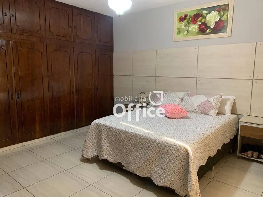 Sobrado com 3 quartos à venda, 400m2 em Vila Brasil, Anapolis - GO - imagem 4 Foto 4 de Sobrado com 3 quartos à venda, 400m2 em Vila Brasil, Anapolis - GO