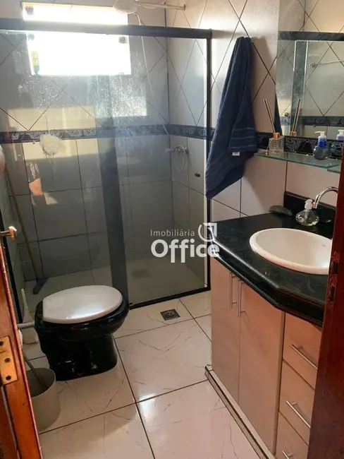 Sobrado com 3 quartos à venda, 400m2 em Vila Brasil, Anapolis - GO - imagem 6 Foto 6 de Sobrado com 3 quartos à venda, 400m2 em Vila Brasil, Anapolis - GO