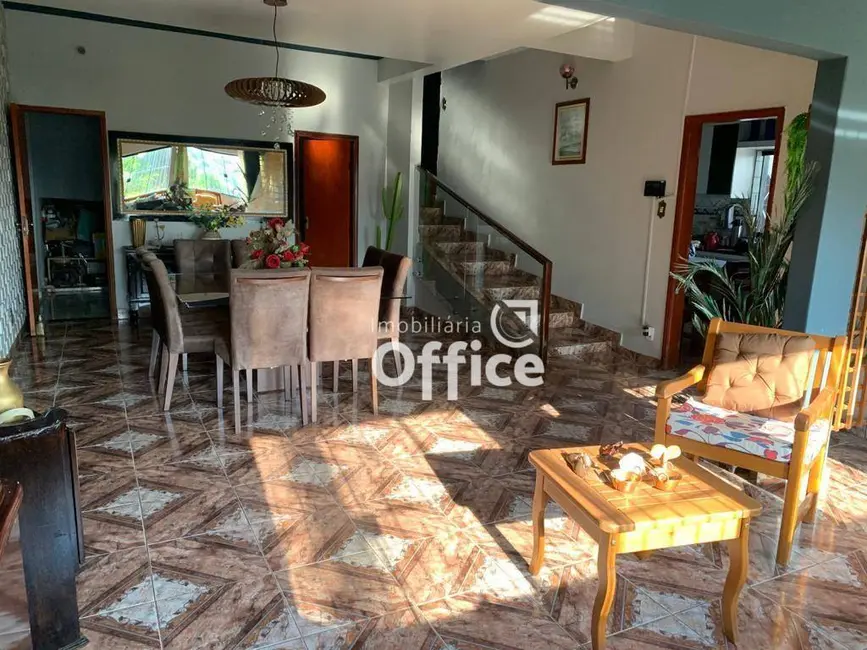 Sobrado com 3 quartos à venda, 400m2 em Vila Brasil, Anapolis - GO - imagem 3 Foto 3 de Sobrado com 3 quartos à venda, 400m2 em Vila Brasil, Anapolis - GO