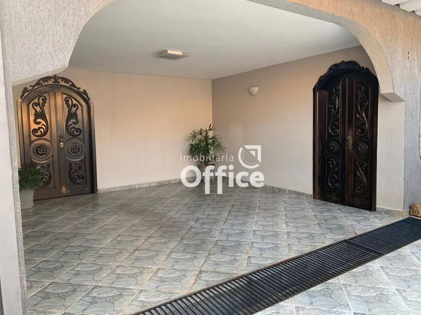 Sobrado com 3 quartos à venda, 400m2 em Vila Brasil, Anapolis - GO - imagem 1 Foto 1 de Sobrado com 3 quartos à venda, 400m2 em Vila Brasil, Anapolis - GO