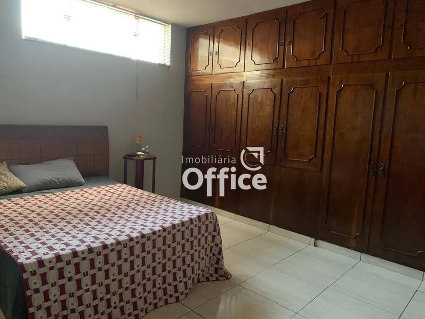 Sobrado com 3 quartos à venda, 400m2 em Vila Brasil, Anapolis - GO - imagem 5 Foto 5 de Sobrado com 3 quartos à venda, 400m2 em Vila Brasil, Anapolis - GO